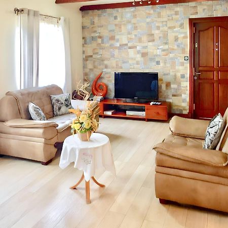 Spacious House In Flic En Flac With Shared Pool ภายนอก รูปภาพ