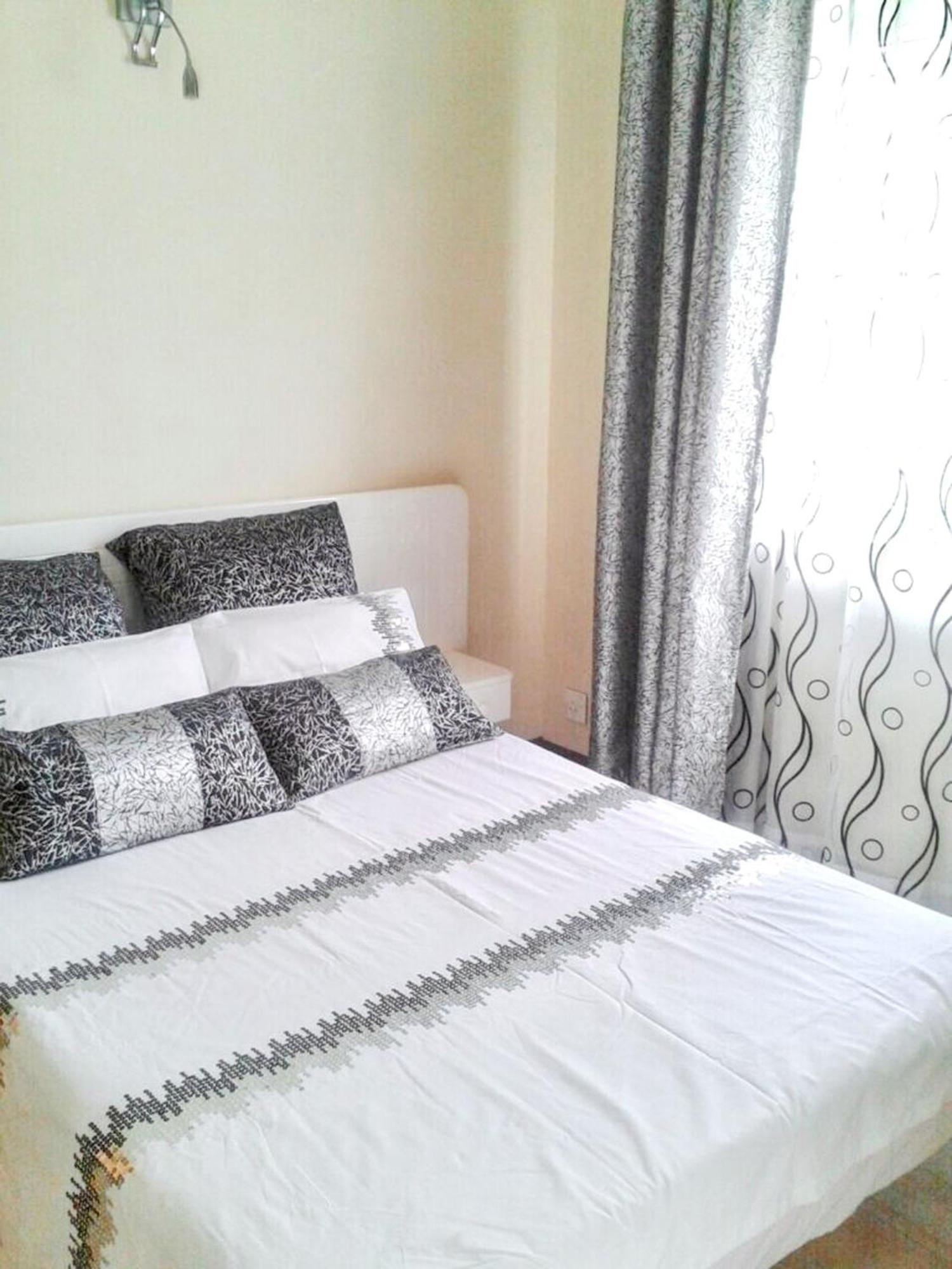 Spacious House In Flic En Flac With Shared Pool ภายนอก รูปภาพ