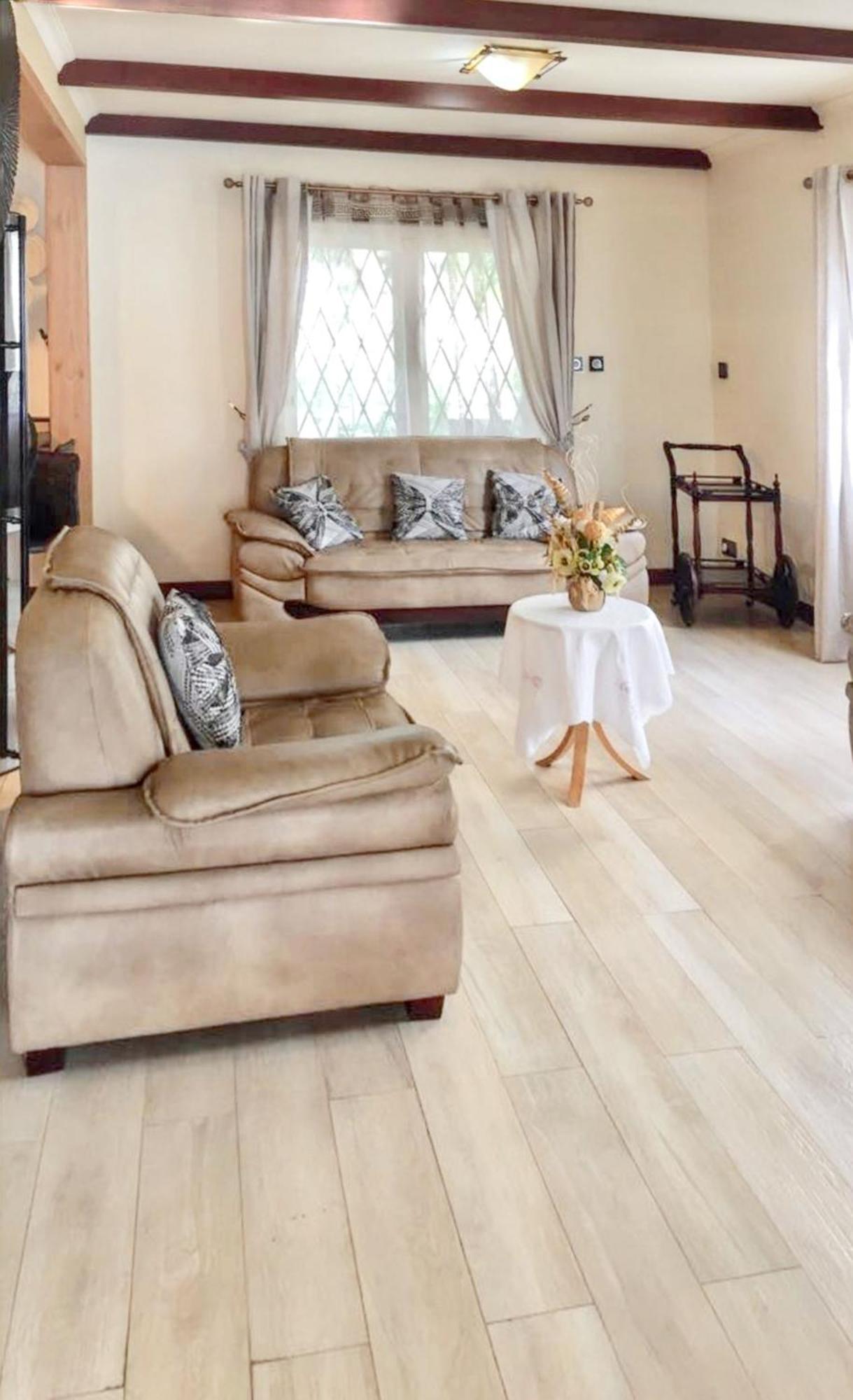 Spacious House In Flic En Flac With Shared Pool ภายนอก รูปภาพ