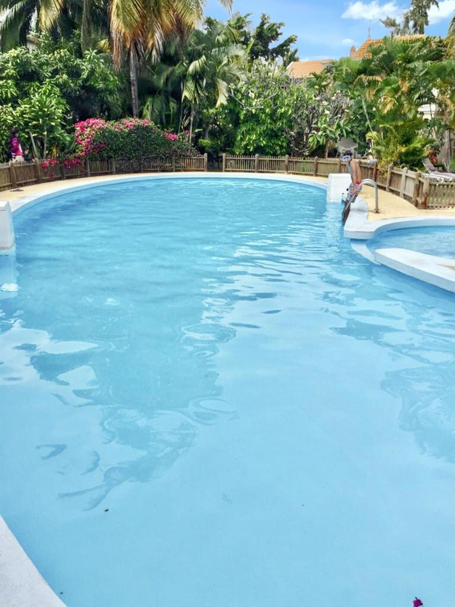 Spacious House In Flic En Flac With Shared Pool ภายนอก รูปภาพ