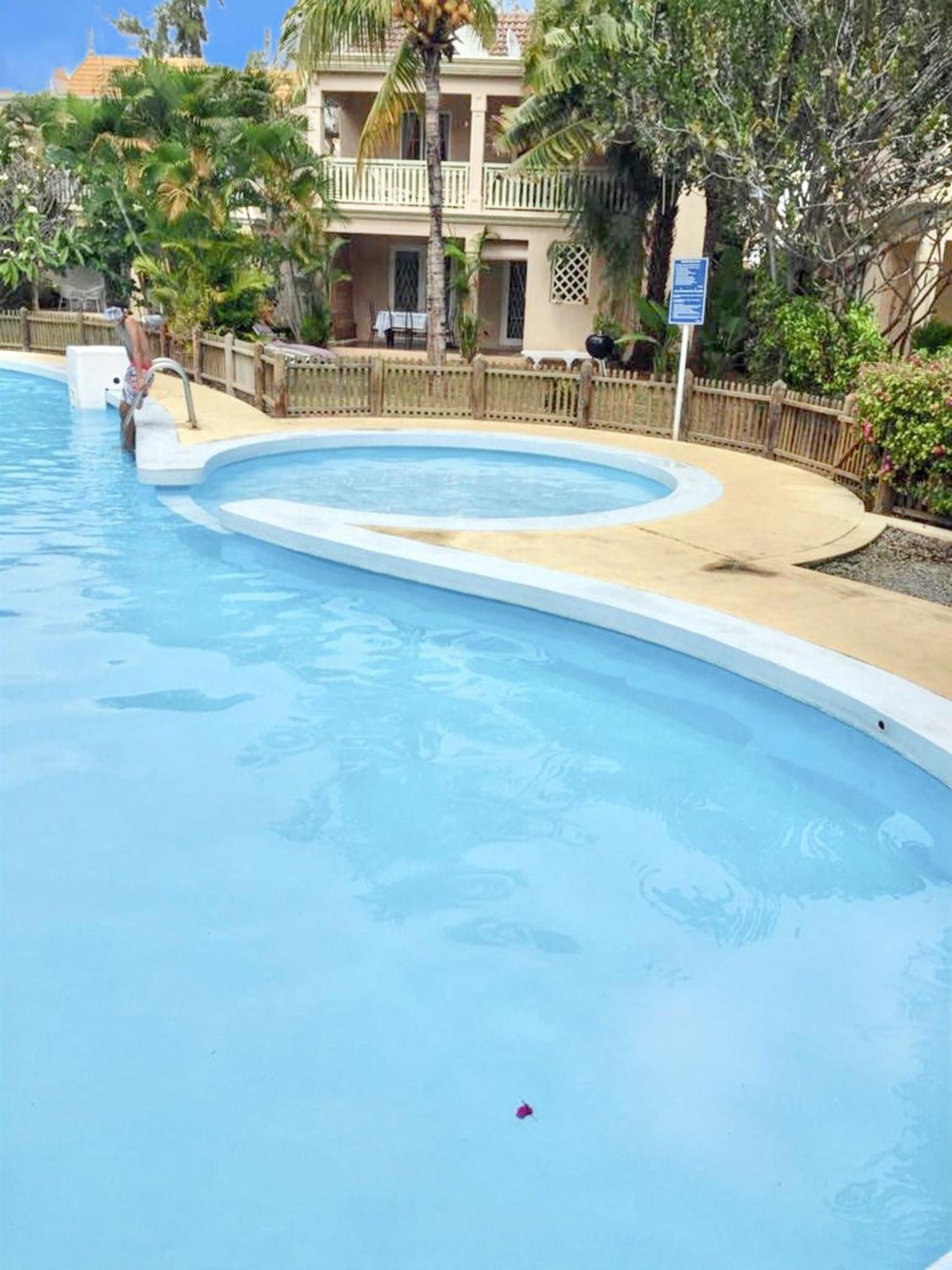 Spacious House In Flic En Flac With Shared Pool ภายนอก รูปภาพ